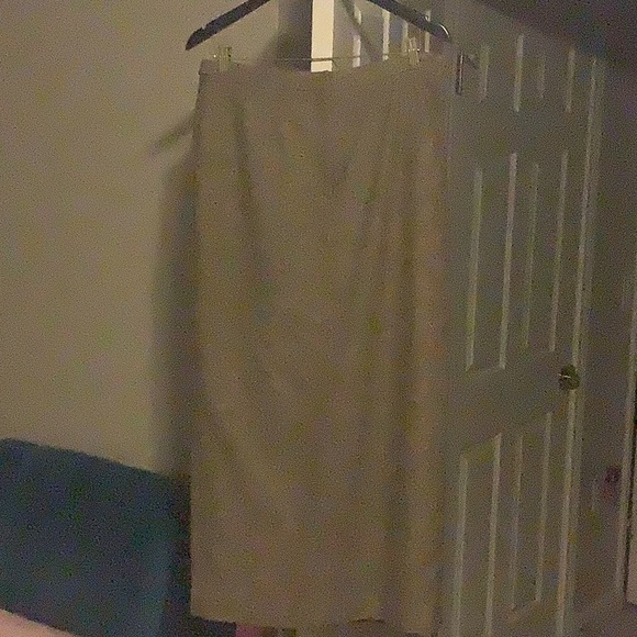 Wool skirt with split. - Picture 1 of 7